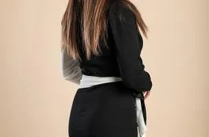 Abito elegante in combinazione bicolore, bianco e nero