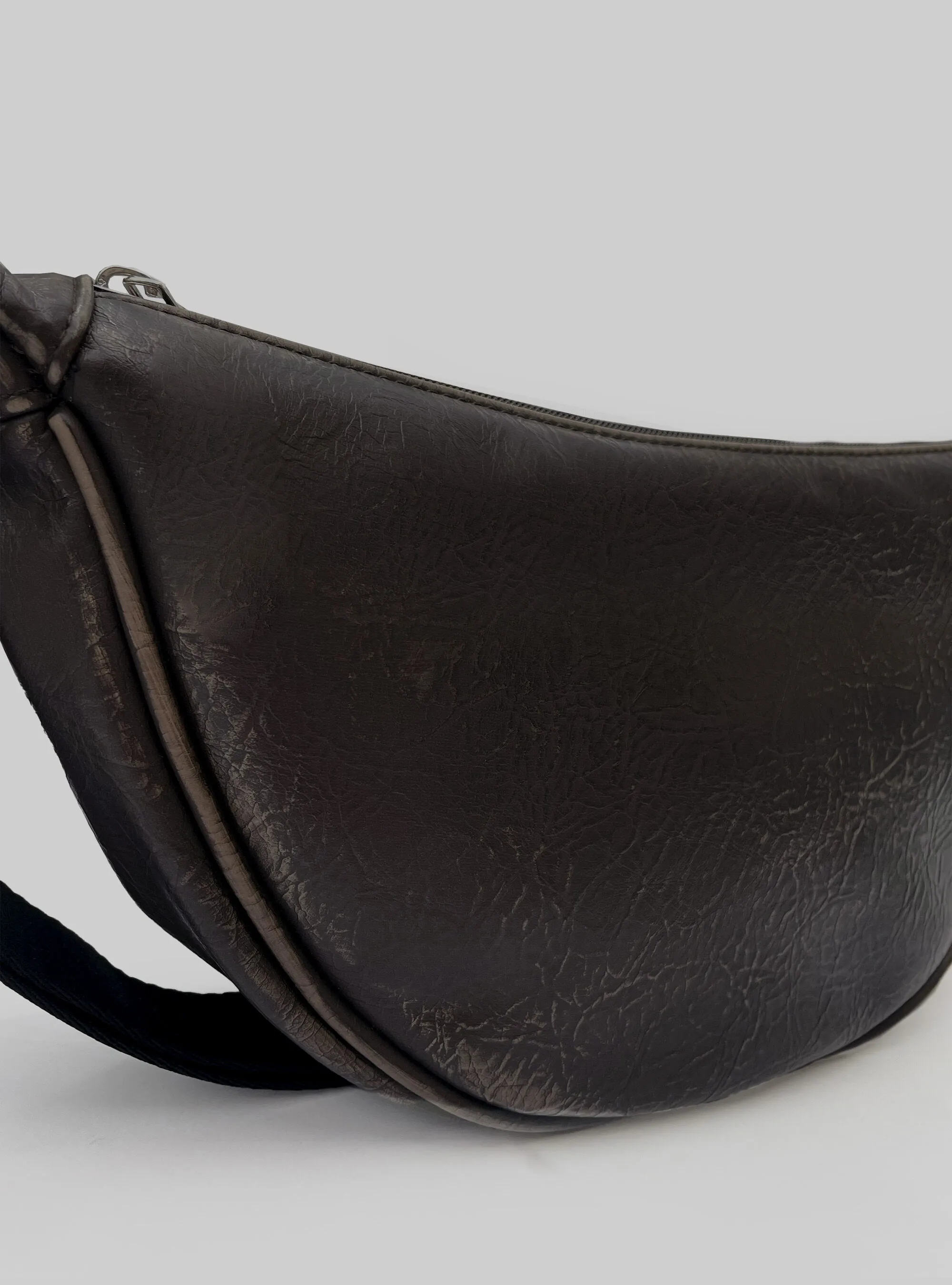 Borsa mezzaluna effetto pelle