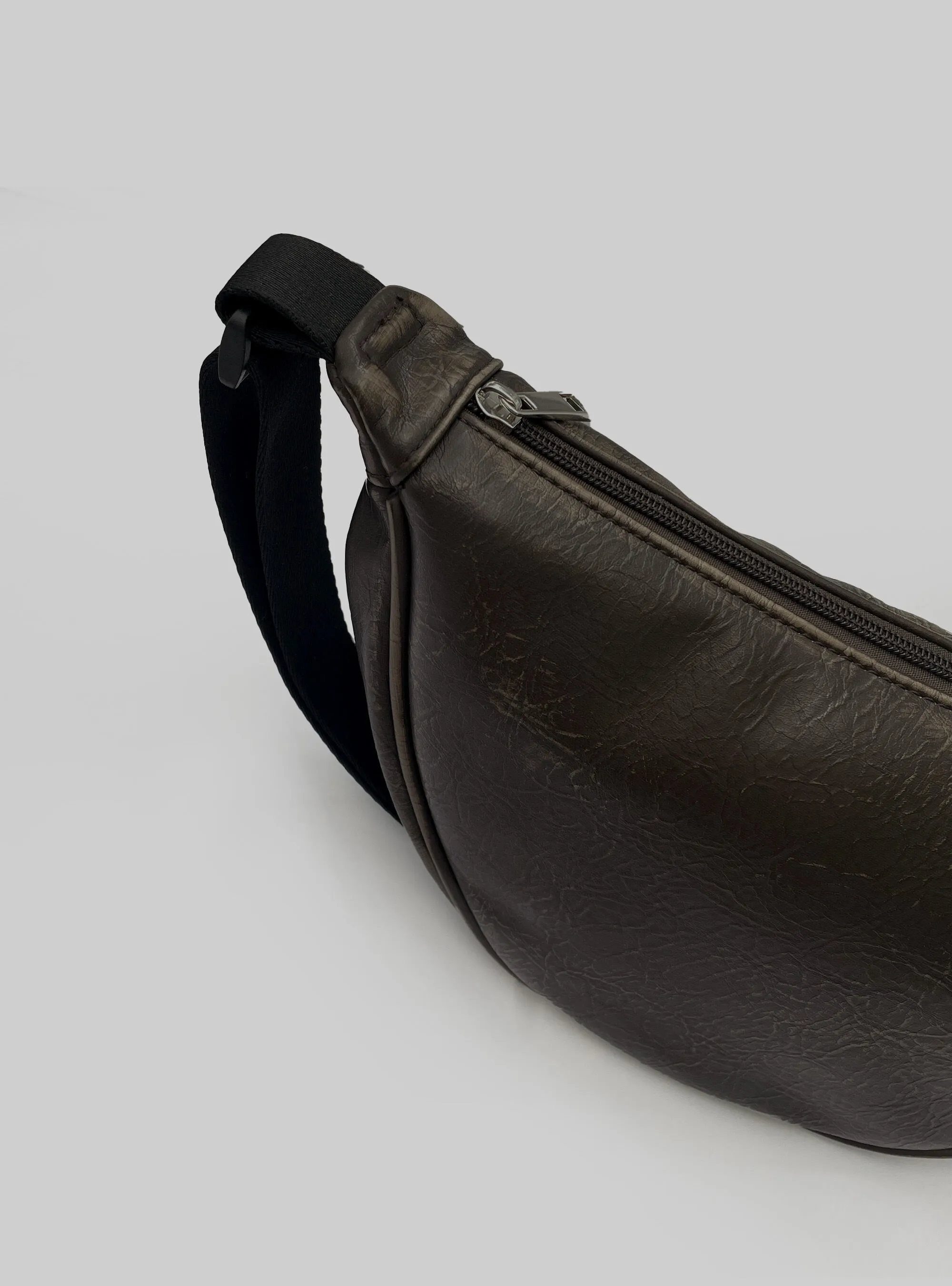 Borsa mezzaluna effetto pelle