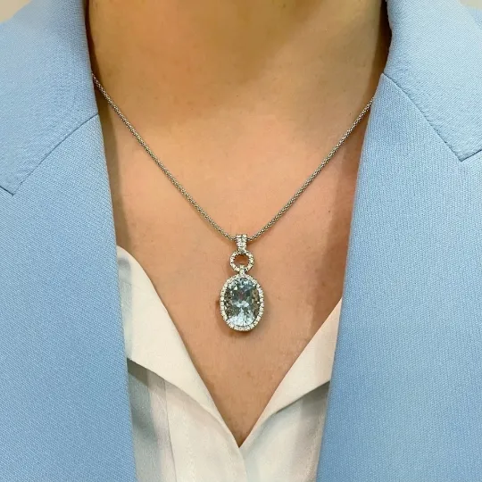 Collana con pendente di acquamarina e diamanti