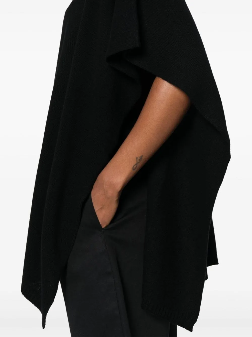 Fabiana Filippi-poncho in maglia pointelle