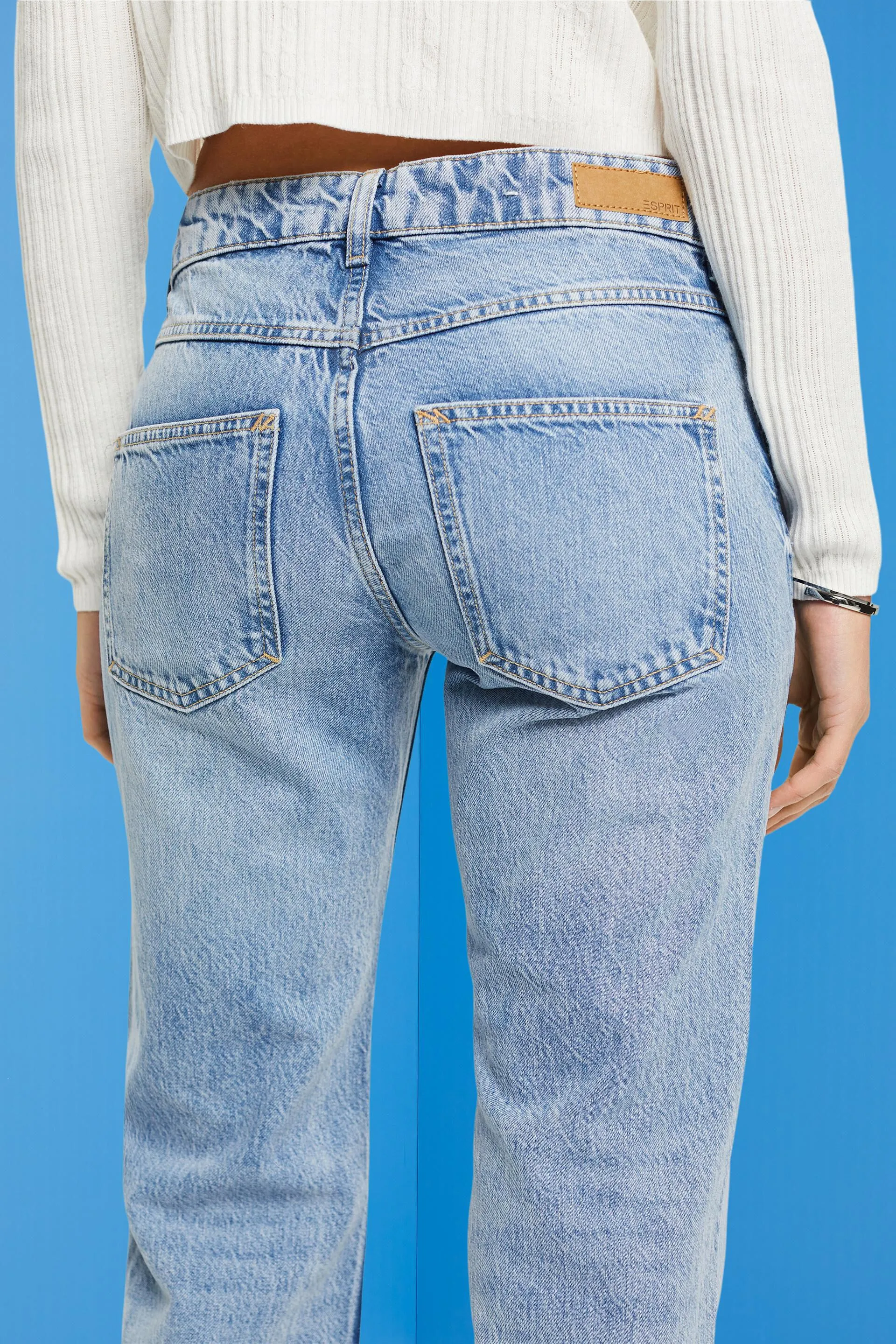 Jeans retrò con vita media e taglio leggermente svasato