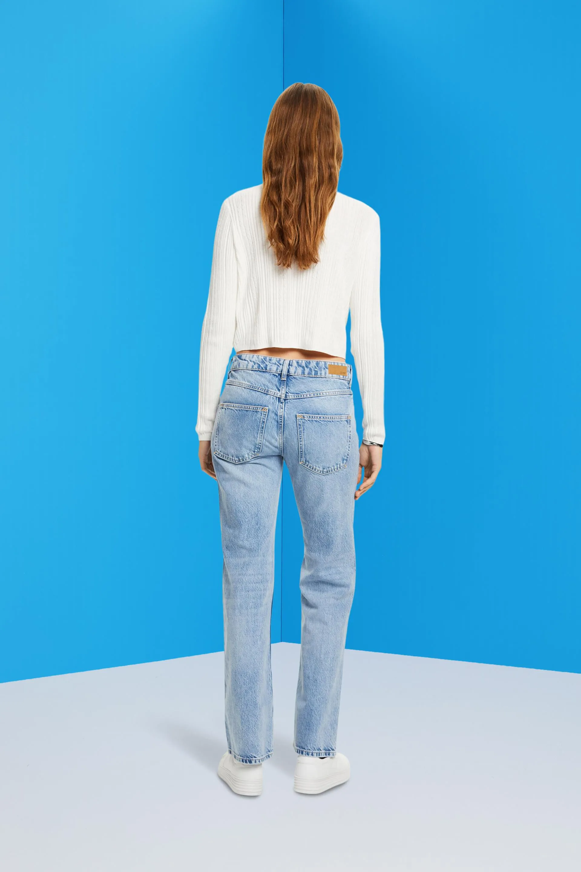 Jeans retrò con vita media e taglio leggermente svasato