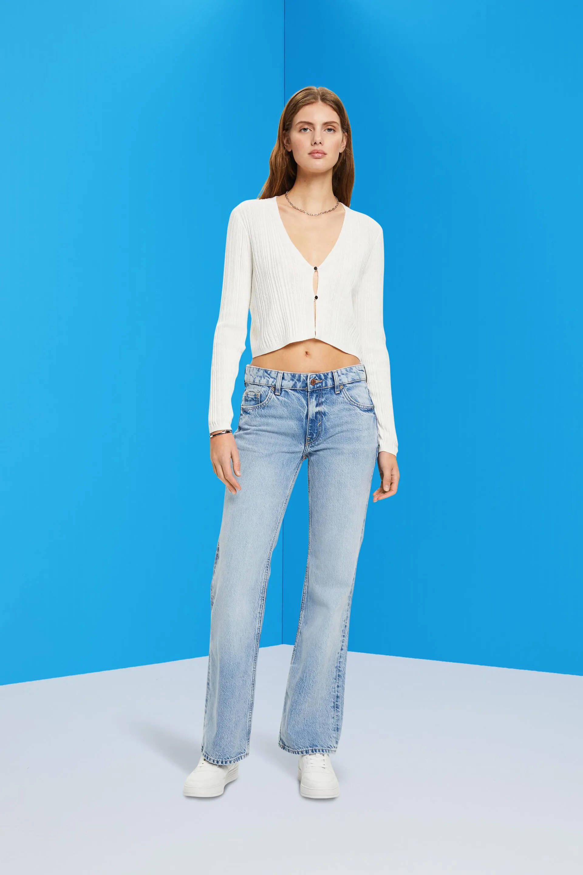 Jeans retrò con vita media e taglio leggermente svasato