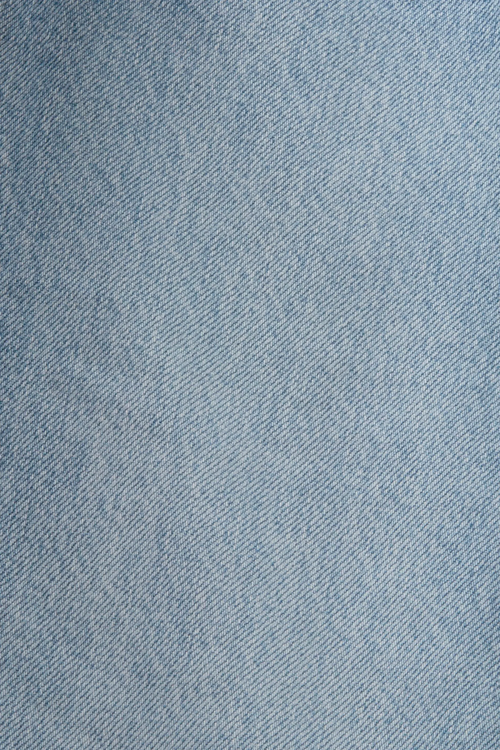 Jeans retrò con vita media e taglio leggermente svasato