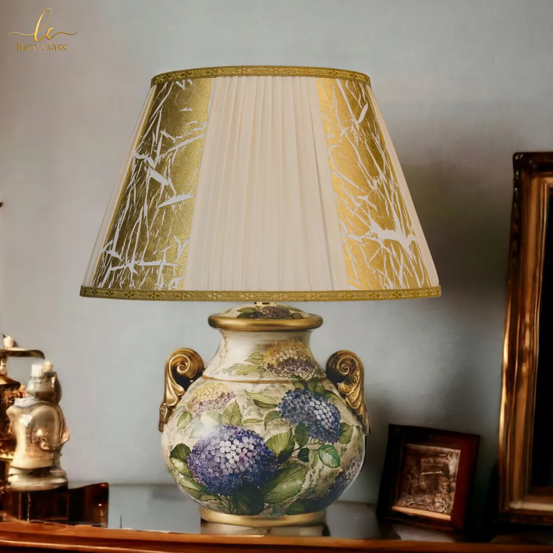 Lampada di porcellana artistica dipinta a mano | Hand painted artistic porcelain lamp