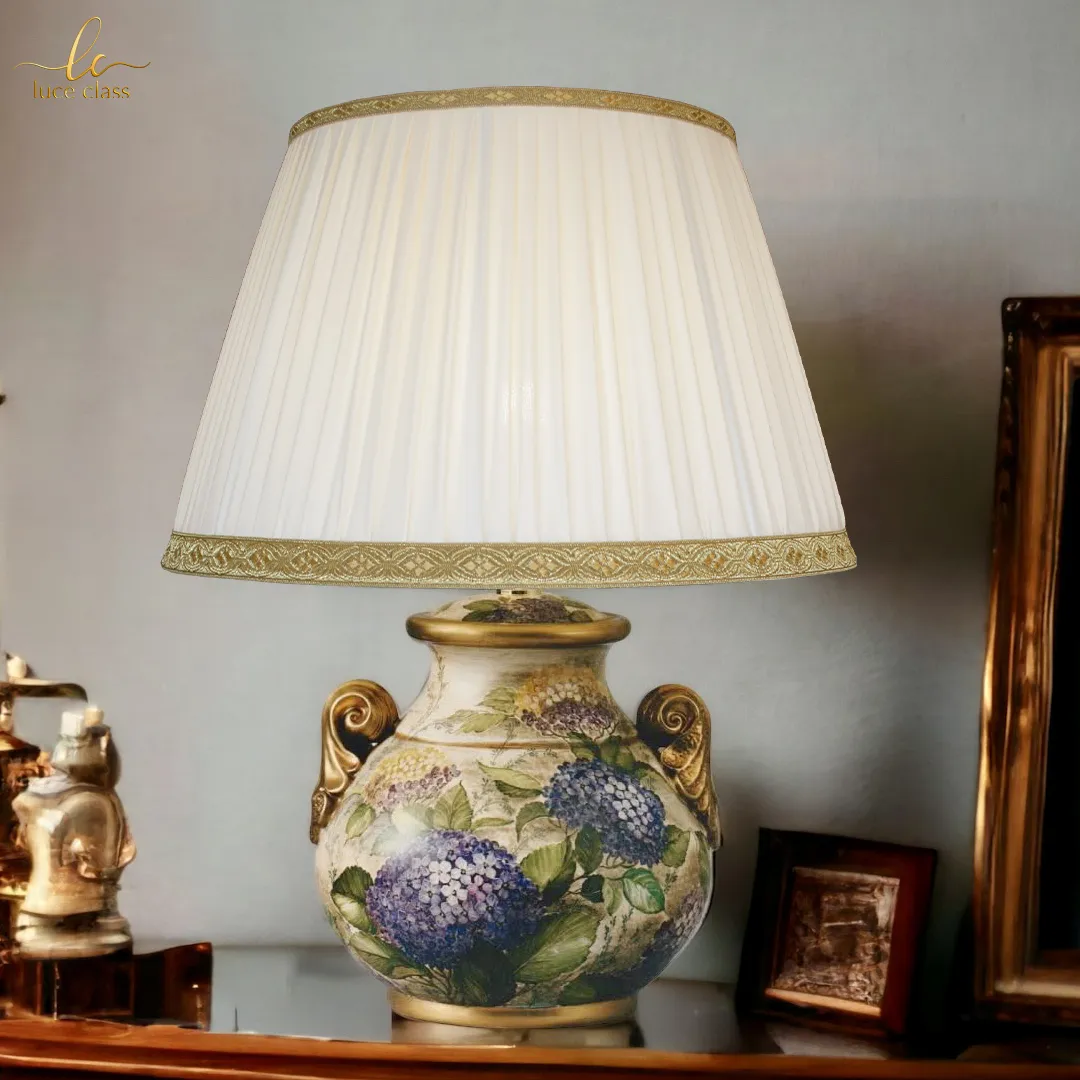 Lampada di porcellana artistica dipinta a mano | Hand painted artistic porcelain lamp