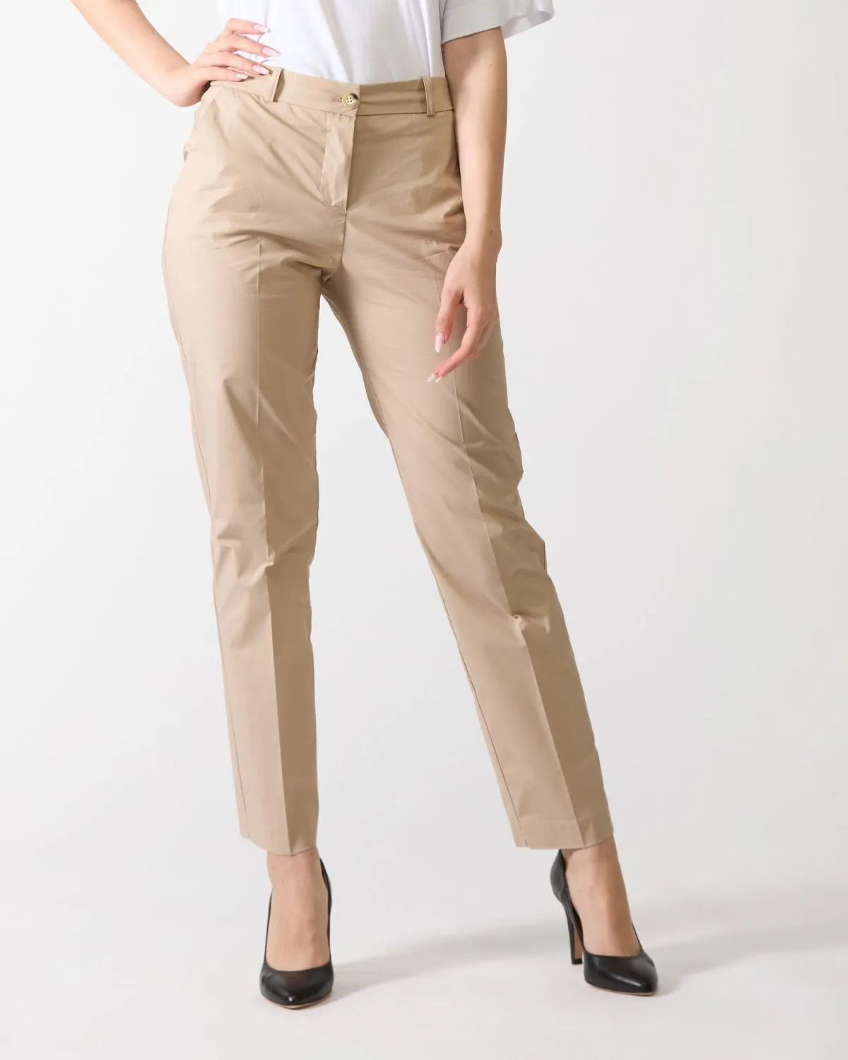Pantalone a sigaretta di colore sabbia