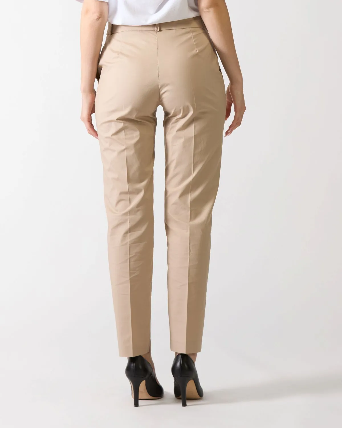 Pantalone a sigaretta di colore sabbia