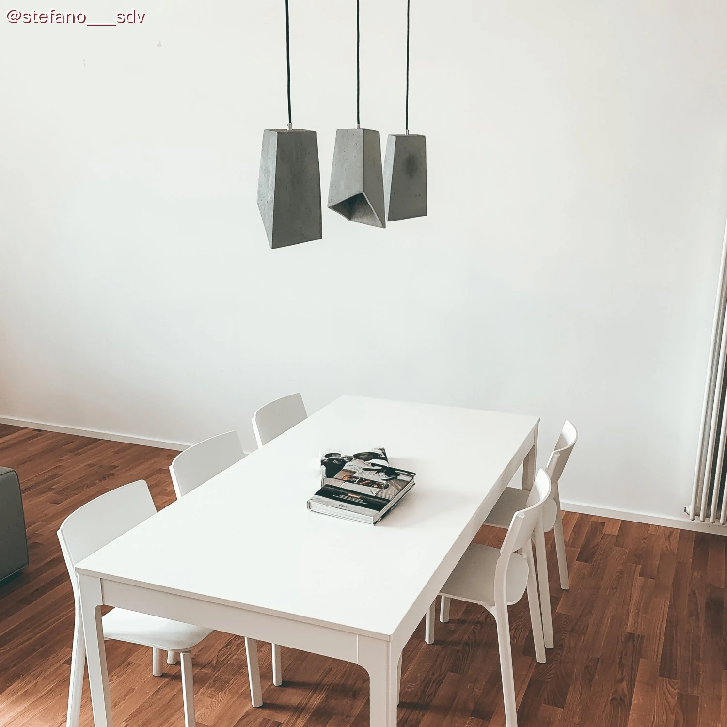 Paralume in cemento Prisma per lampada a sospensione, completo di serracavo e portalampada E27