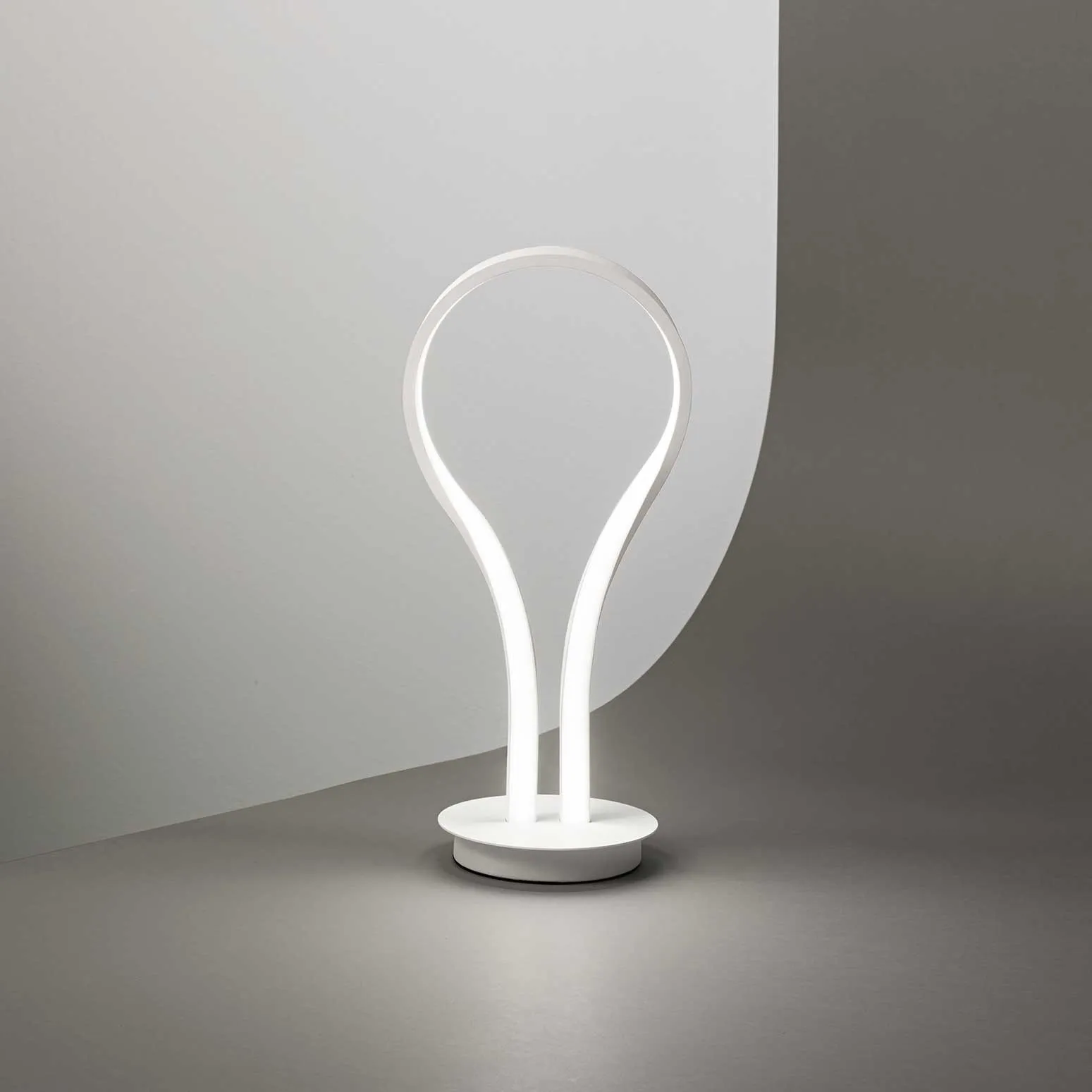 Perenz  Lampada da tavolo a LED in stile moderno minimalista in metallo Blossom - 13W - 3000k Luce Calda