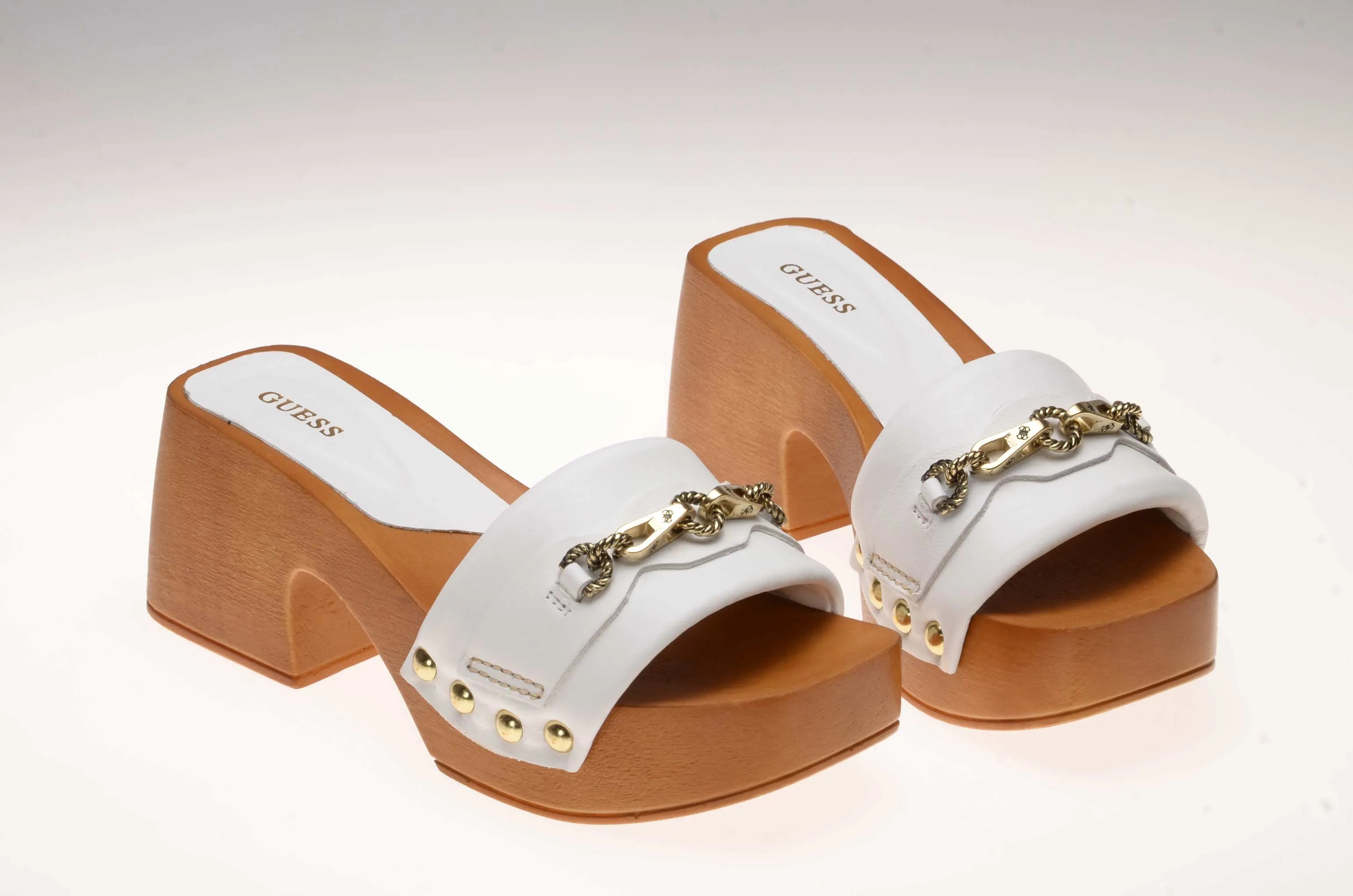 Sandalo con tacco guess