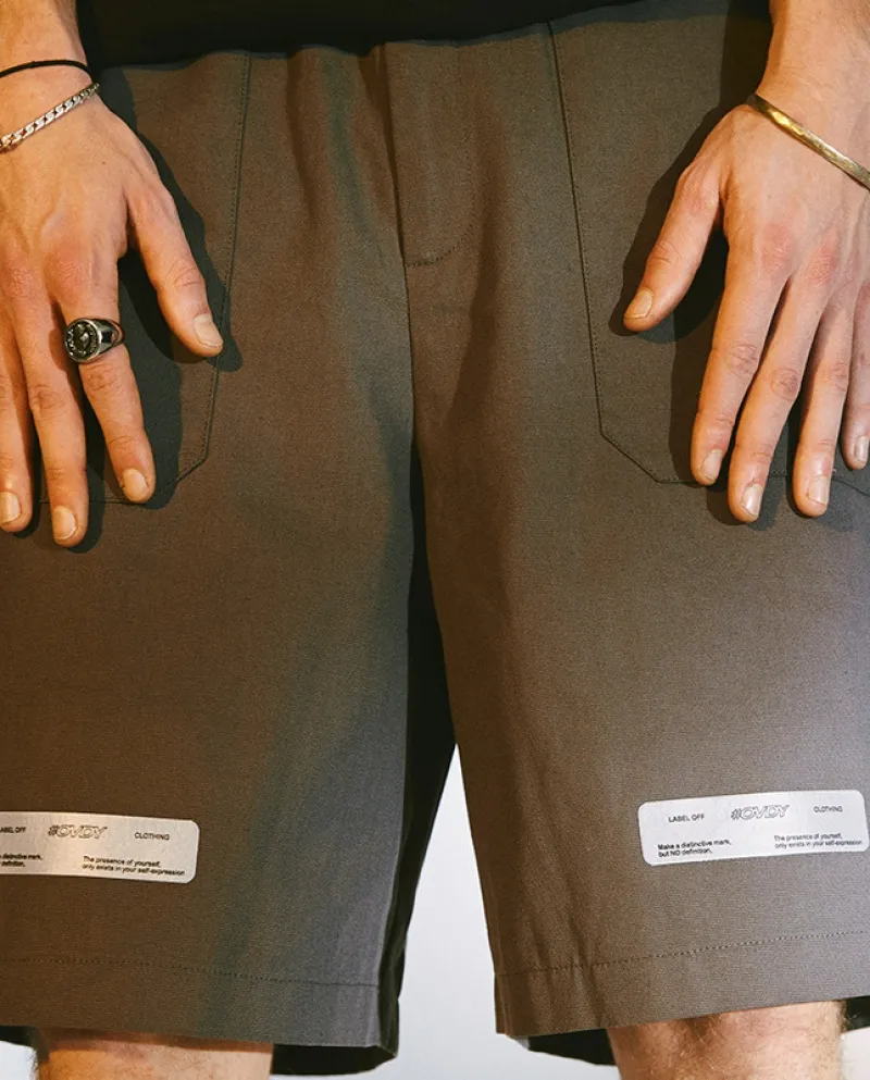 Stile pigro da uomo, gamba dritta, stile abbagliante alla moda retrò