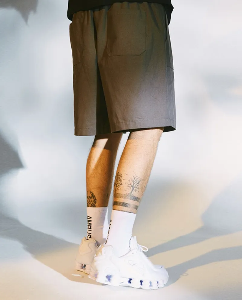Stile pigro da uomo, gamba dritta, stile abbagliante alla moda retrò