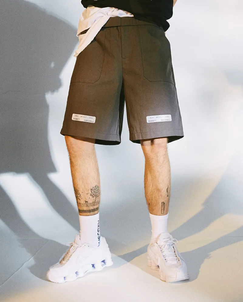 Stile pigro da uomo, gamba dritta, stile abbagliante alla moda retrò