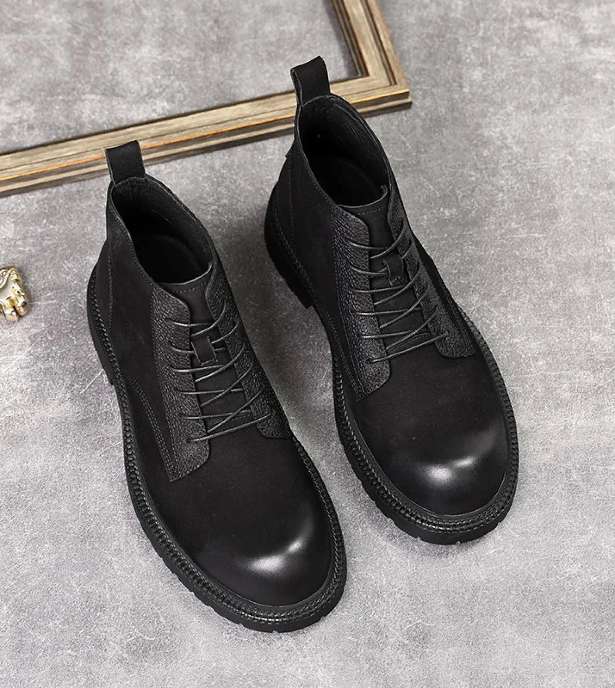 Stivali da uomo di lusso in vera pelle 2023 Inverno caldo Scarpe casual in pelle per uomo Marca di qualità Punta tonda Moda cavi