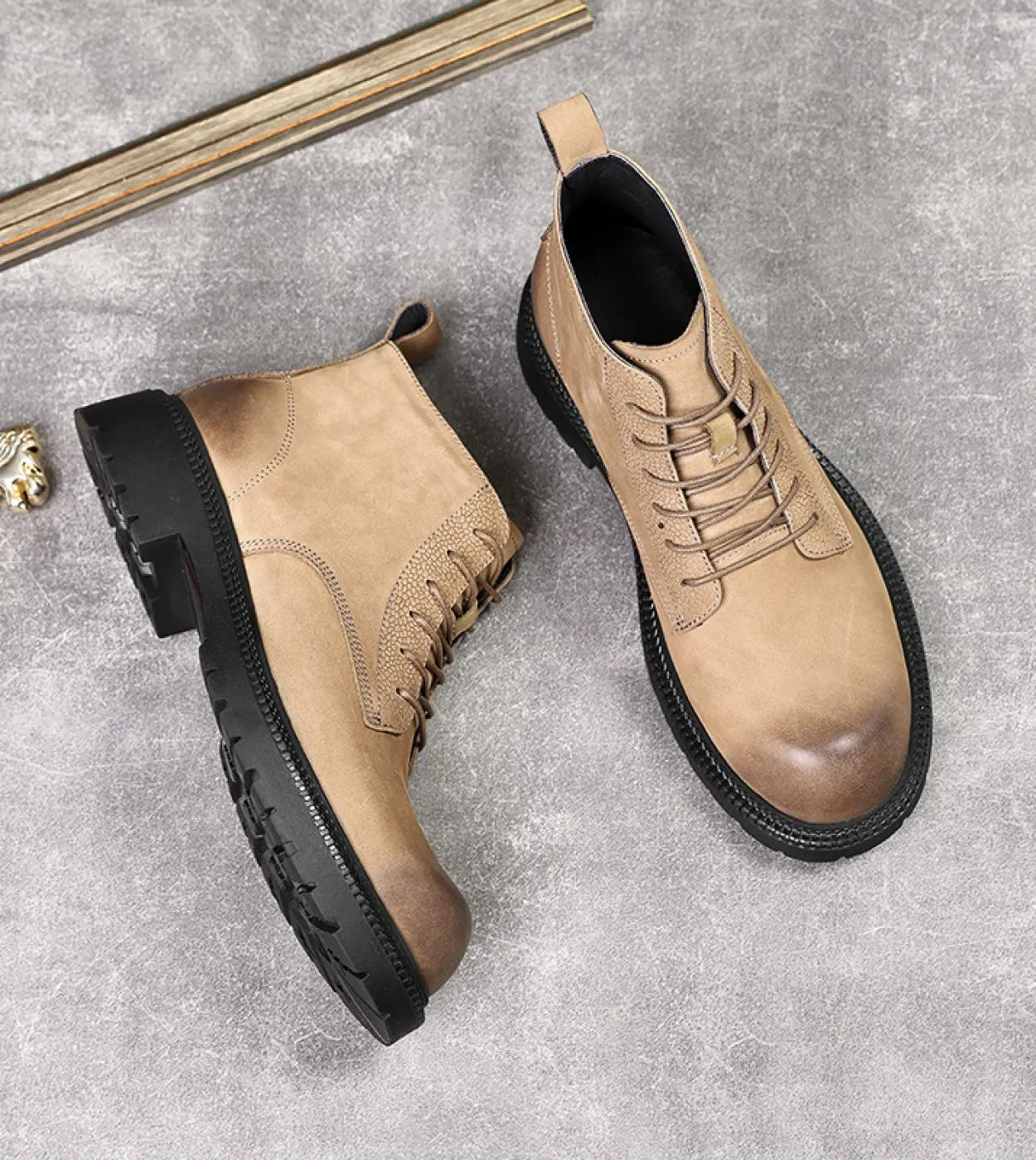 Stivali da uomo di lusso in vera pelle 2023 Inverno caldo Scarpe casual in pelle per uomo Marca di qualità Punta tonda Moda cavi
