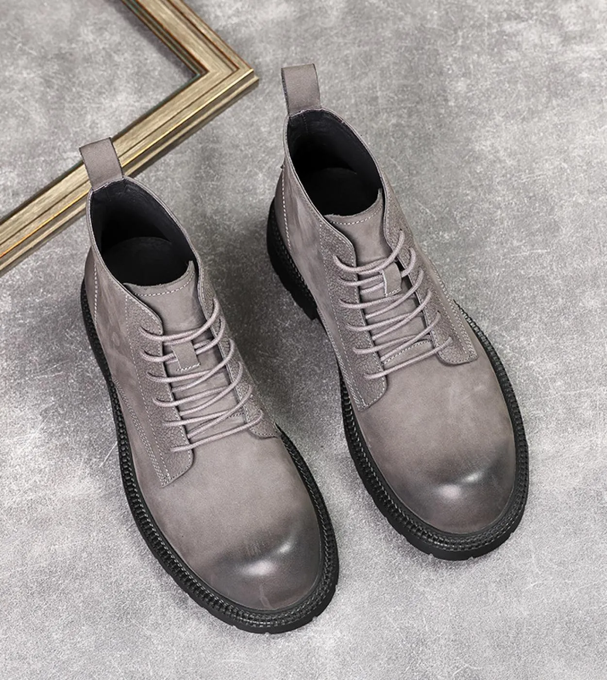 Stivali da uomo di lusso in vera pelle 2023 Inverno caldo Scarpe casual in pelle per uomo Marca di qualità Punta tonda Moda cavi